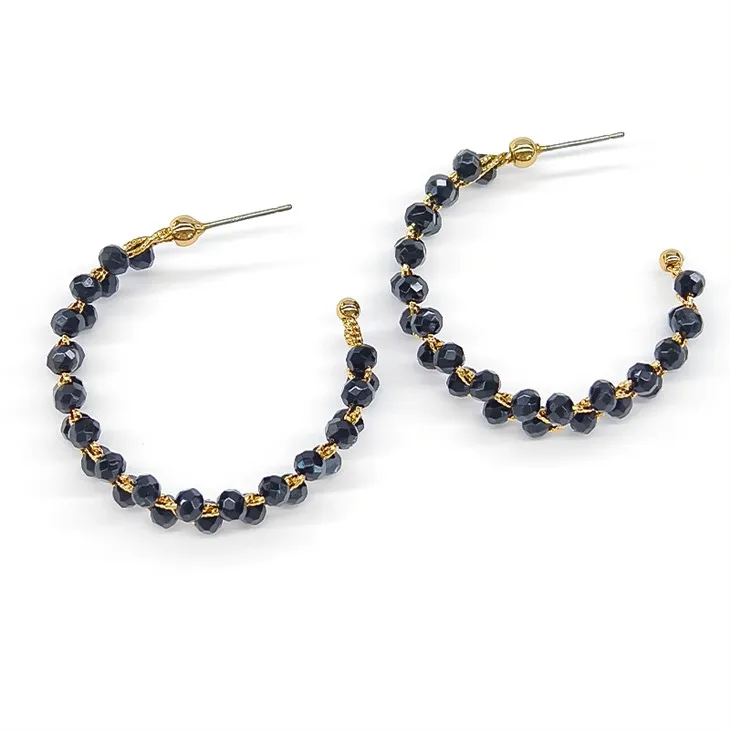 Naušnica s prstenom od crnih perli