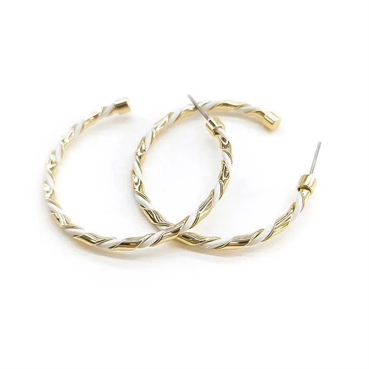 Zlatna naušnica sa šarmom