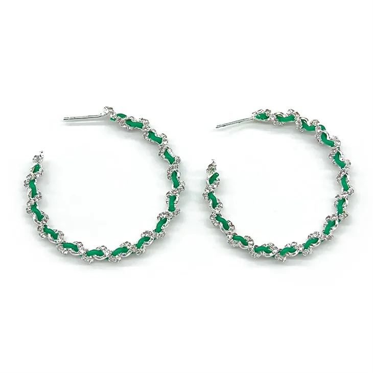 Naušnica s teksturom zelenog dragog kamenja